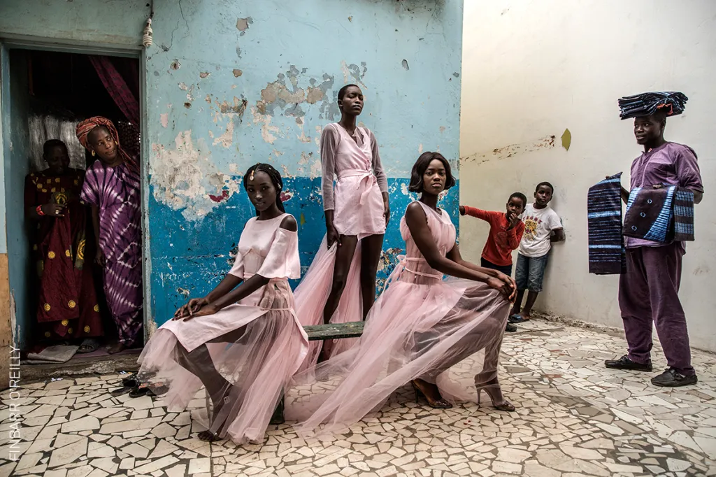 Nominace na vítěznou fotografii v kategorii LIDÉ (single): Finbarr O’Reilly – Dakarská móda