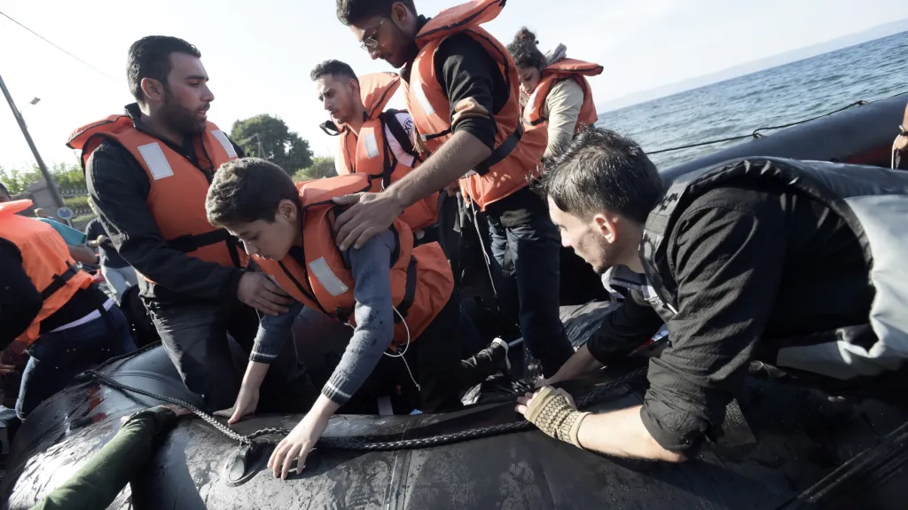 Uprchlíci připlouvají na Lesbos
