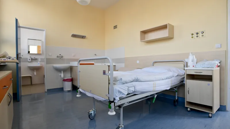 Centrum porodním asistence sice nabídne rodičkám apartmány, ale až na podzim. Zprvu se budou muset spokojit s klasickými sály a nemocničními pokoji