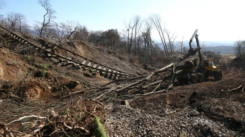 Masivní sesuv půdy poškodil nejenom rozestavěnou dálnici, ale také železnici spojující Lovosice s Teplicemi.