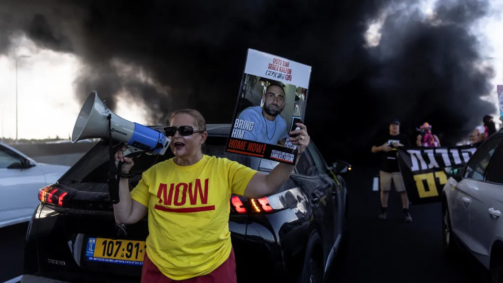 Protestující blokující dálnici u Tel Avivu požadují propuštění rukojmí a konec války v Gaze