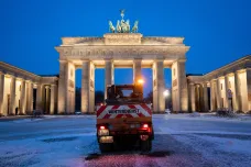 Doprava v části Německa je kvůli sněhu stále ochromena, u Baltského moře hrozí záplavy