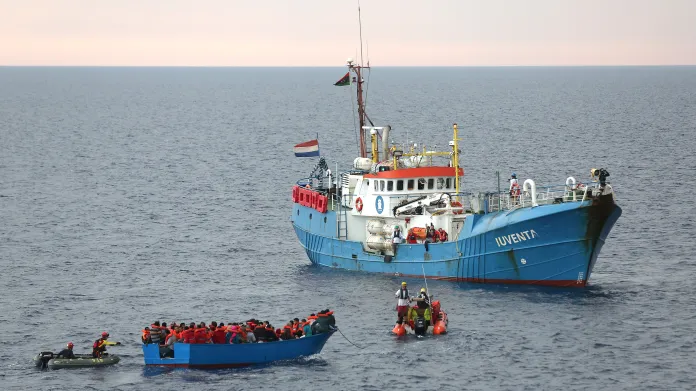Jugend Rettet během záchranné akce ve Středozemním moři