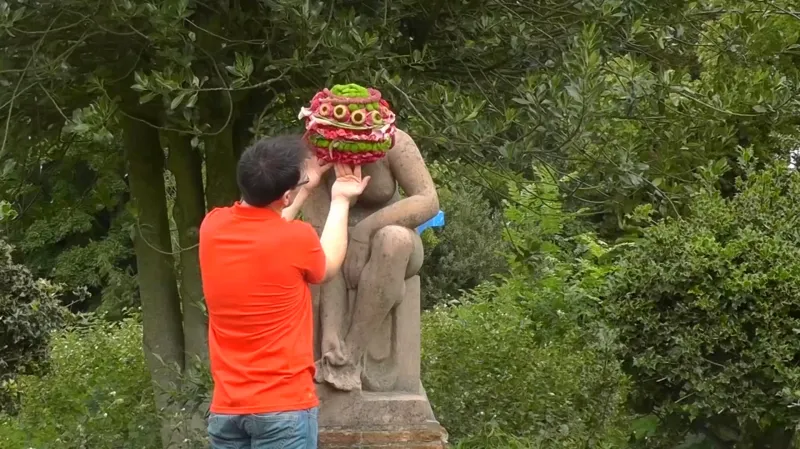 Geoffroy Mottart při zdobení sochy