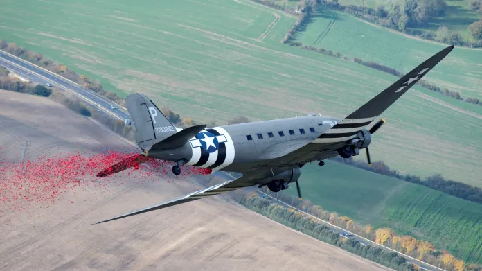 Nad britským Doverem vysypal známý letoun druhé světové války Dakota 750 tisíc květů vlčího máku. Ten je symbolem dne veteránů
