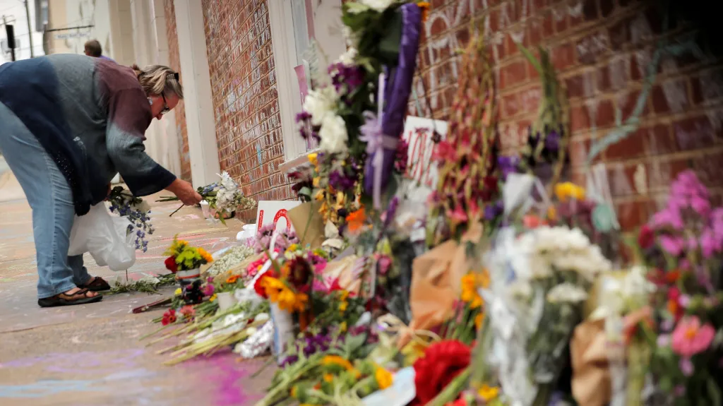 Květiny poblíž místa, kde byla Heather Heyerová zabita během loňských protestů v Charlottesville