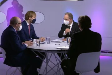 Ve vnitřních prostorách by mohly stačit roušky, řekl Vojtěch. Omezení kvůli deltě se podle něj zatím nechystá