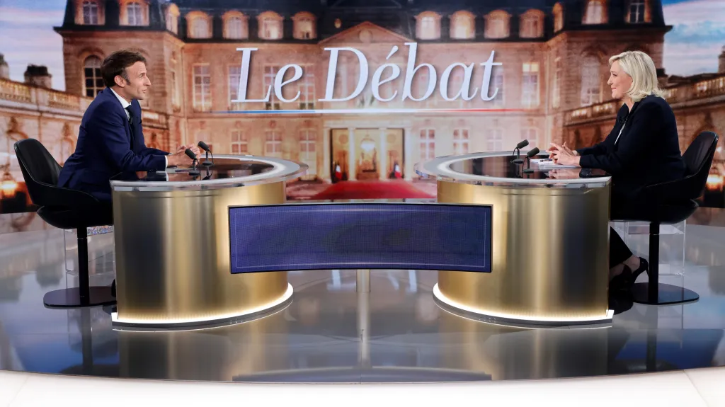 Emmanuel Macron a Marine Le Penová v televizní debatě