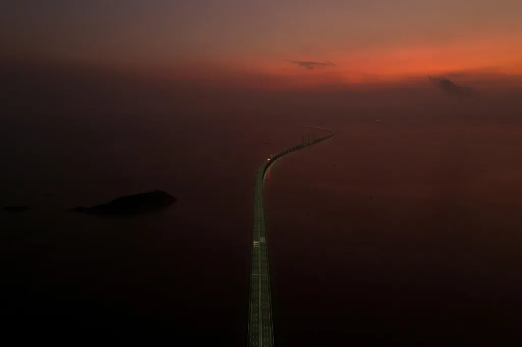 Letecký pohled na most mezi Hongkongem, Zhuhai a Macaem