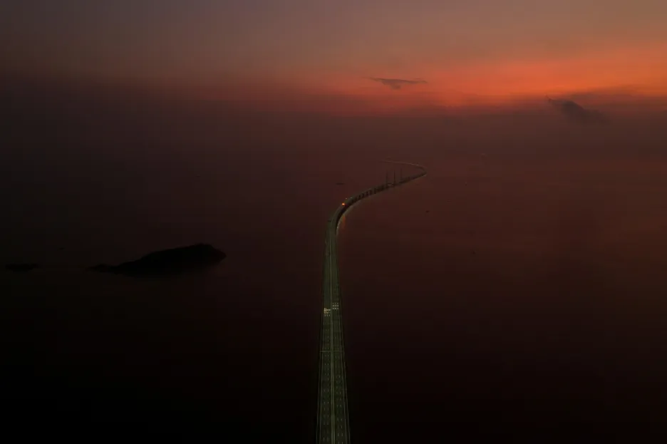 Letecký pohled na most mezi Hongkongem, Zhuhai a Macaem