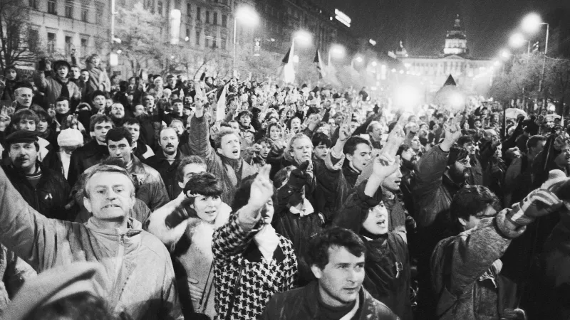 Zaplněné Václavské náměstí v Praze v listopadu 1989