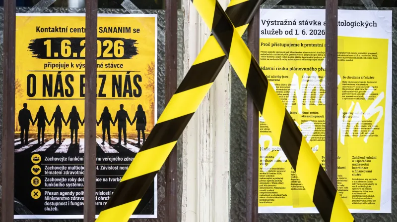 Plakáty informující o stávce před kontaktním centrem neziskové organizace s tradicí v oblasti léčby závislostí Sananim na pražském Smíchově