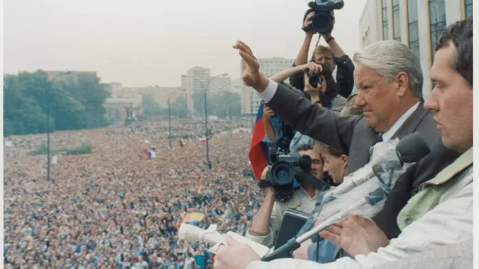 Prezident Jelcin mává davu z balkonu ruského parlamentu (20. 8. 1991)