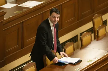 Opozice bude ve sněmovně znovu žádat vysvětlení Macinkových zpráv pro Pavla