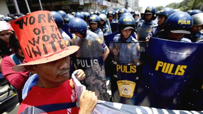 Policie dohlíží na průvod v Manile
