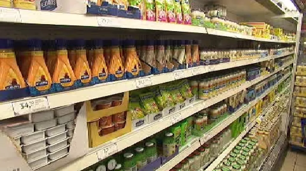 Regály v supermarketu