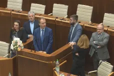 Opozice stále blokuje řečnický pult ve slovenském parlamentu. Předseda schůzi znovu přerušil