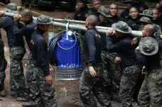 Při záchranné akci v zatopené thajské jeskyni zemřel dobrovolník