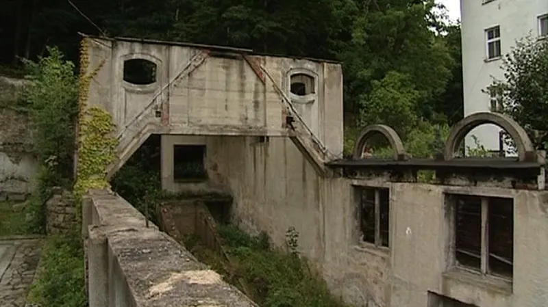 Karlovy Vary se rozhodly, že v nejbližší době nebudou dokončovat rozestavěnou lanovou dráhu na vrchol Tři kříže.