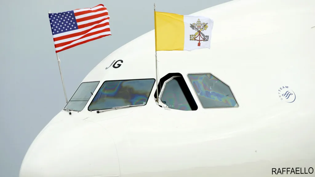 Papež František přistál na základně Andrews