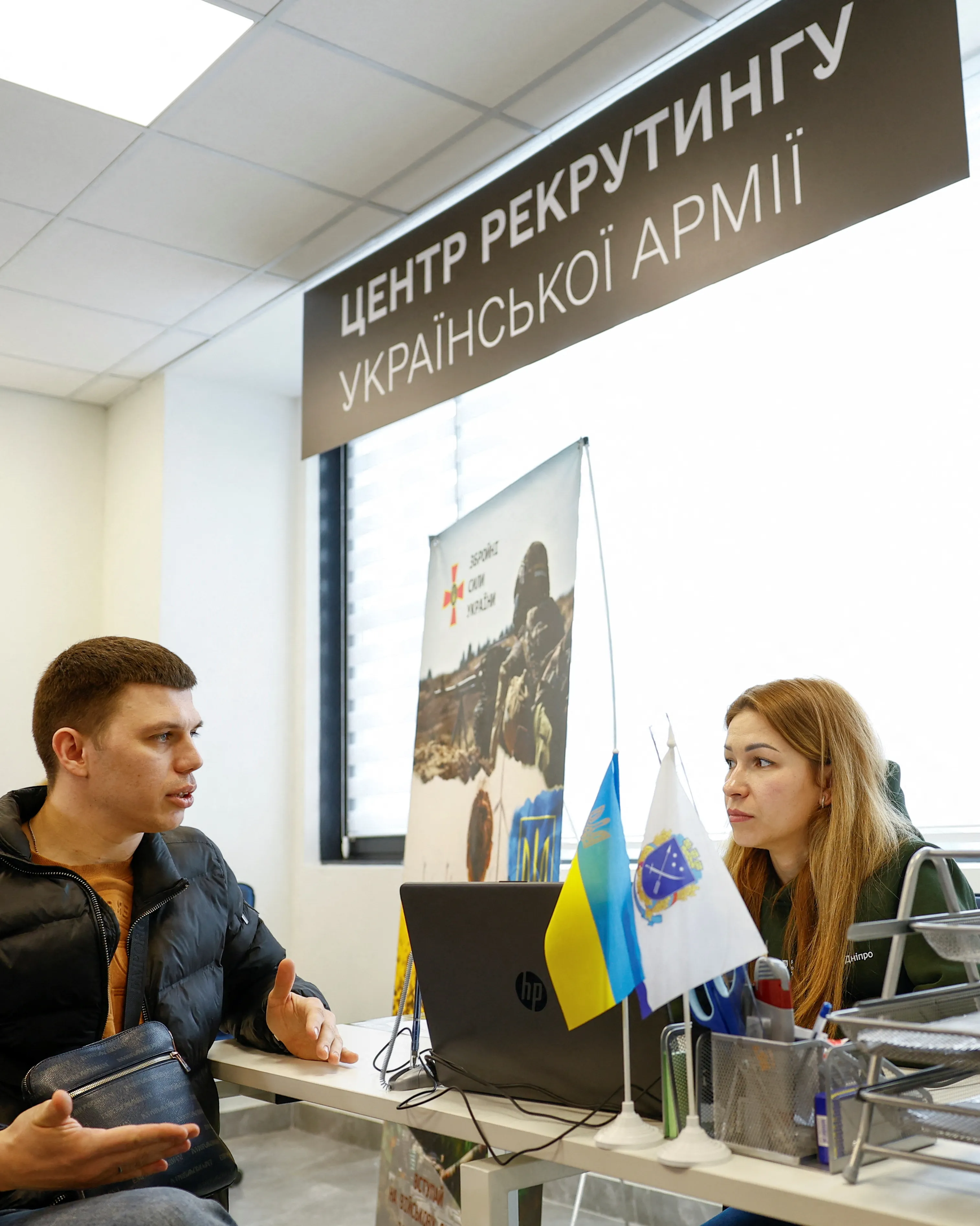 Ukrajina potřebuje muže. Těm v zahraničí omezila konzulární služby, aby museli domů