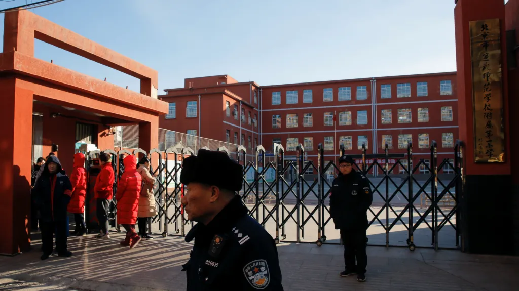 Policie vyšetřuje útok na školáky v Pekingu