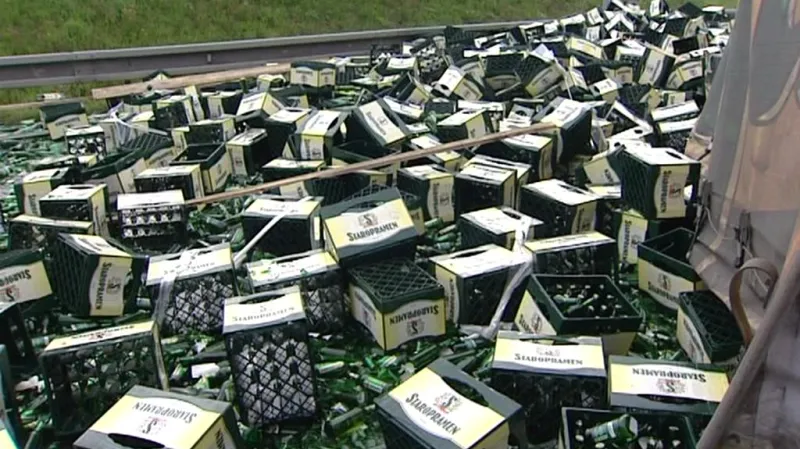 Stovky zničených pivních lahví