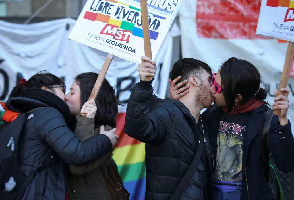 Různé páry se líbají během demonstrace před brazilským velvyslanectvím v Argentině. Stalo se tak poté, co se starosta Ria de Janeiro Marcelo Crivella pokusil zakázat komiks, ve kterém si dávají polibek dva mladíci