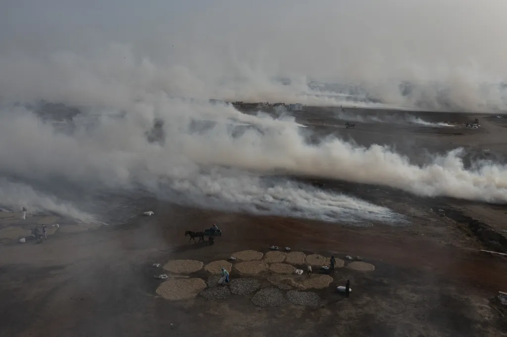 Místní obyvatelé z okolí senegalské zátoky Bargny se rybolovem živí od nepaměti. Jejich metoda lovu a zpracování úlovku se dědí z generace na generaci