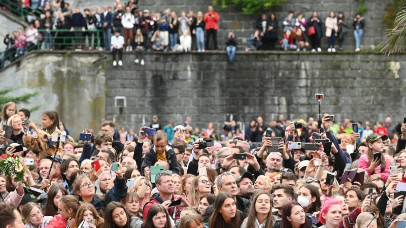 Fanoušci čekající na Johnnyho Deppa na festivalu ve Varech