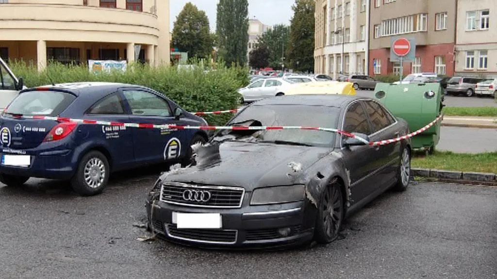 Ohořelé auto v centru Pardubic