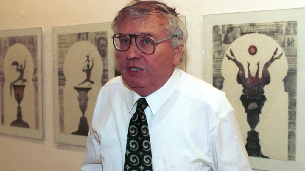 Ladislav Novák u svých děl, 1992