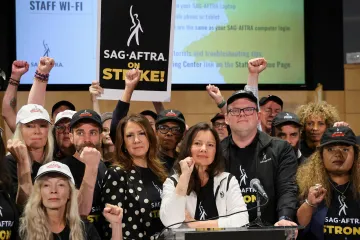 Hollywood se zastavil. Po scenáristech vstoupili do stávky i herci