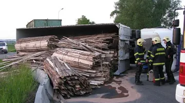 Kamion se dřevem blokoval dopravu