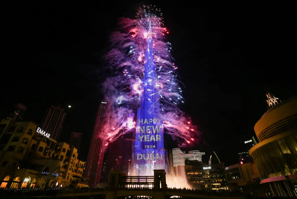 V Dubaji se rozzářila nejvyšší budova světa Burdž Chalífa