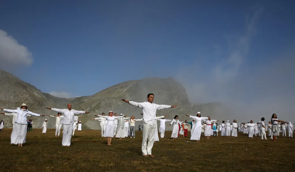 Členové duchovního sdružení Velké bílé bratrstvo, které je kombinací esoteriky, křesťanství a indické mystiky, se sešli v Bulharsku na hoře Rila. Tam se účastnili společného ceremoniálu zvaného „paneurytmie“. Tedy tance zaměřeného na dosažení vnitřní rovnováhy