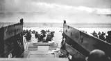 Američtí vojáci se brodí na břeh z přistávacího člunu pobřežní stráže na pláži Omaha během vylodění v Normandii poblíž Vierville sur Mer 6. června 1944