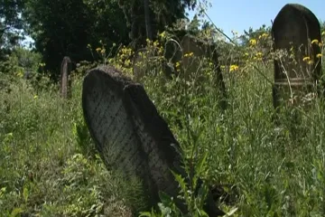 Chlapce zmrzačil náhrobek. Škola mu má zaplatit 8,8 milionu korun