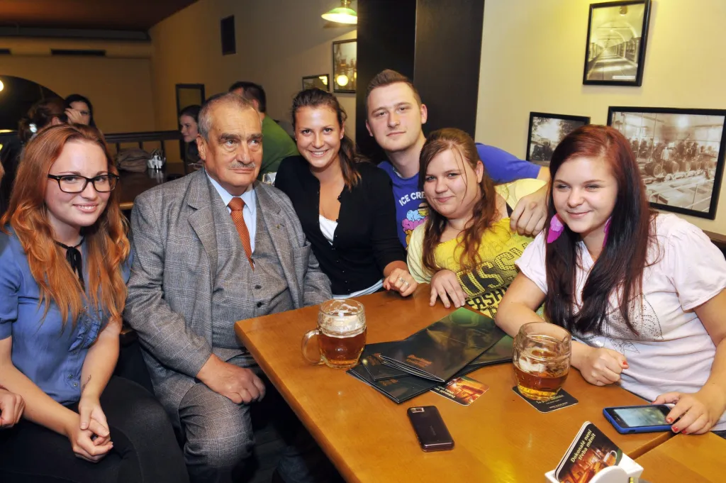 Předseda strany TOP 09 Karel Schwarzenberg (druhý zleva) se 24. září 2013 setkal se svými příznivci v Olomouci