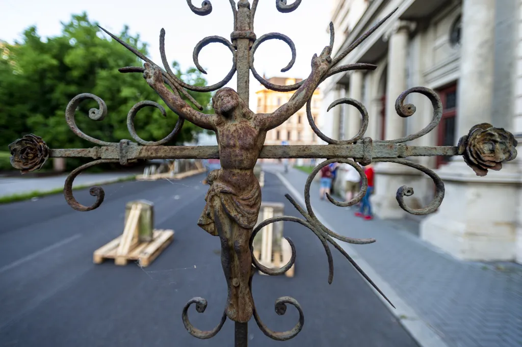 Po výstavě se zubrnické náhrobky vrátí do obce a stanou se součástí venkovní expozice zubrnického muzea. Výstava potrvá do konce srpna. Poté má být otevřena stálá expozice Naši Němci, která ve dvaceti místnostech nastíní dějiny česko-německého soužití na území dnešního Česka od středověku až do 20. století