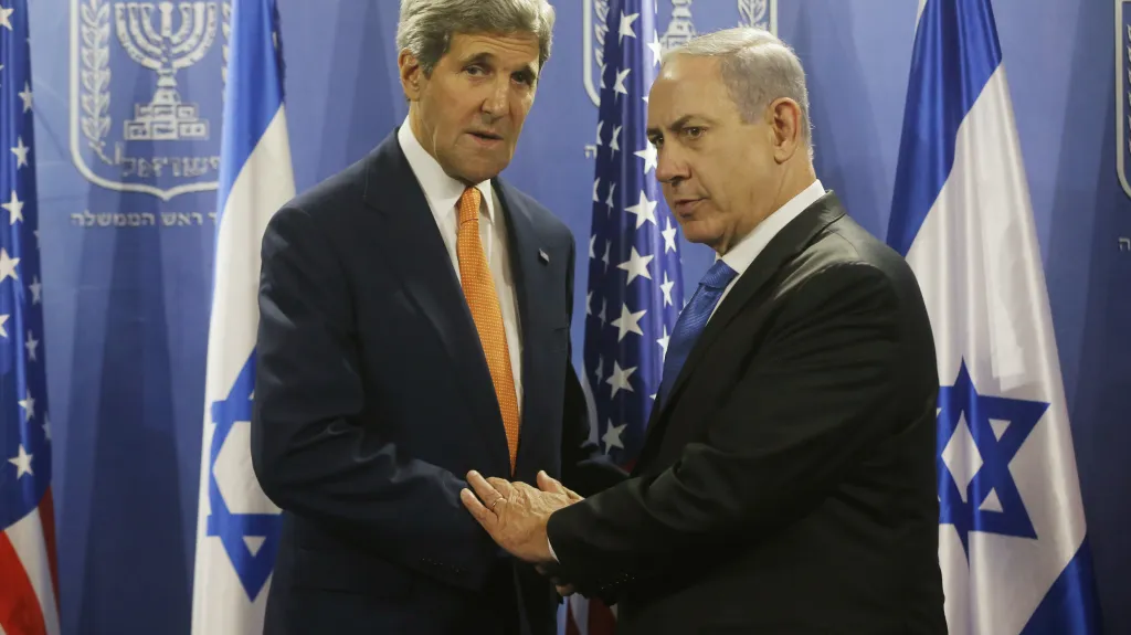 John Kerry a Benjamin Netanjahu