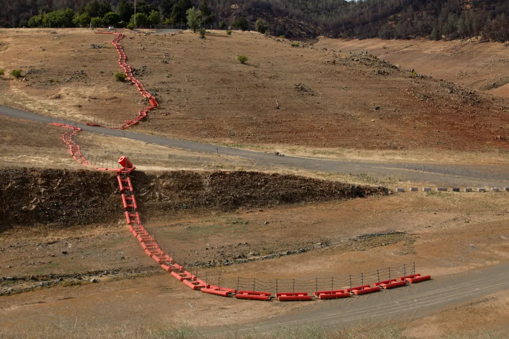 Nízká hladina vody v důsledku sucha je patrná v Hooverově přehradě poblíž Las Vegas a v nádrži Oroville na západním úpatí pohoří Sierra Nevady