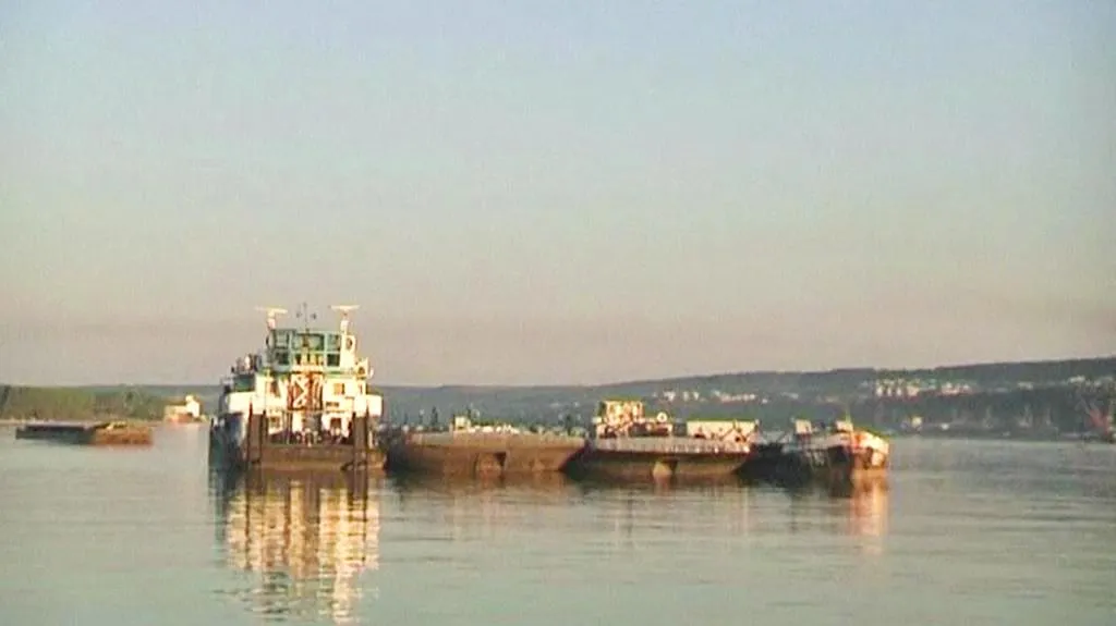 Na Dunaji uvízly stovky lodí