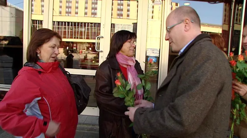 Bohuslav Sobotka rozdává růže