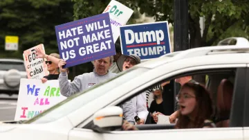 Protest před sídlem viceprezidenta JD Vance ve Washingtonu