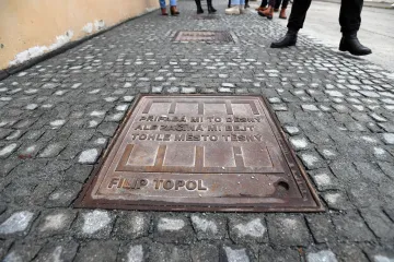 „Kdo se liší, ten je sviňák.“ Kanály na pražské Kampě odráží hlasy z undergroundu