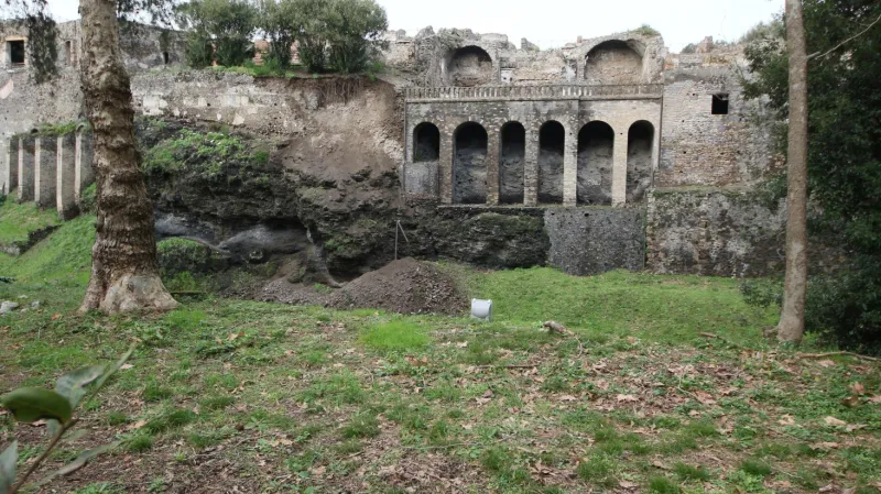 Zřícená část zdi v zahradě Severova domu