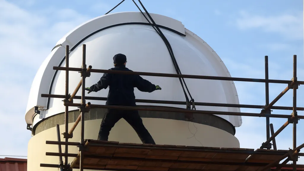 Usazování kopule observatoře v Opavě