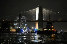 Do Brooklynského mostu narazila loď, na místě jsou zranění