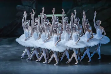 Recenze: Labutí jezero potápí choreografie, nad vodou ho drží tanečníci